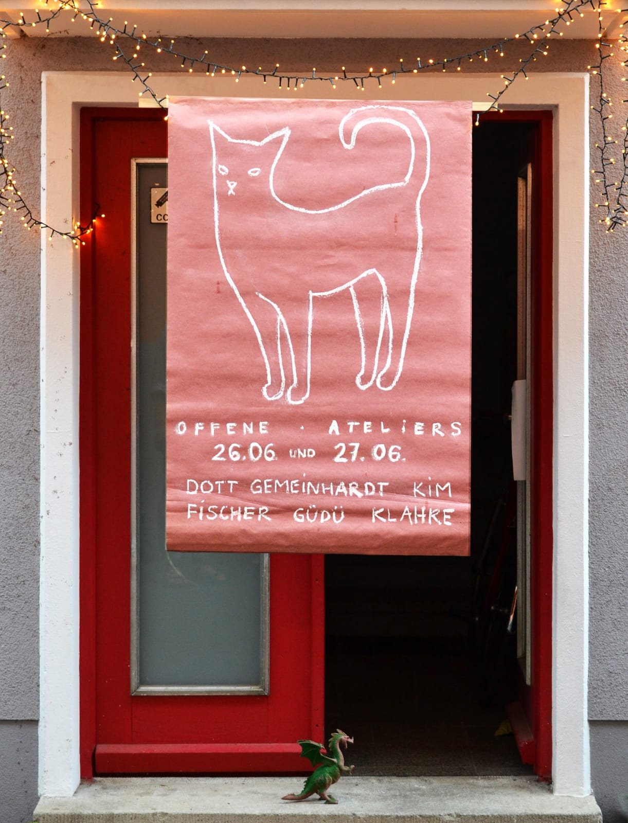 Atelierhaus in der Galgenhofstraße 46 Rg Plakat mit gezeichneter Katze und den Namen der Künstler Fatma Güdü, Kai Klahre, Anne Fischer, David dott, Jan Gemeinhardt, Sejin Kim
