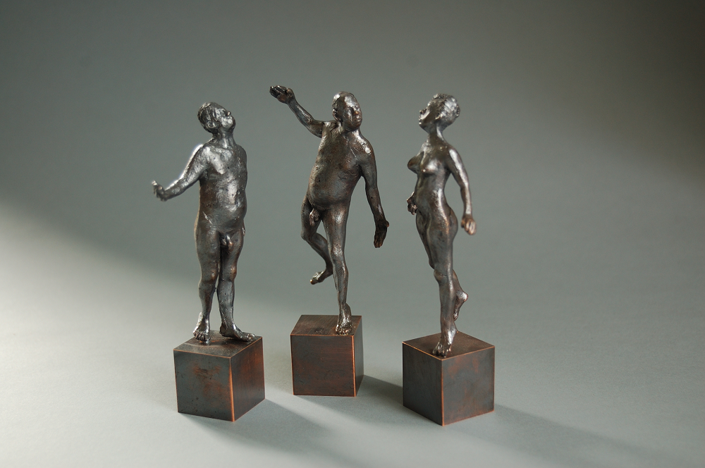 Drei Kleinskulpturen aus Bronze auf Kupferwürfel