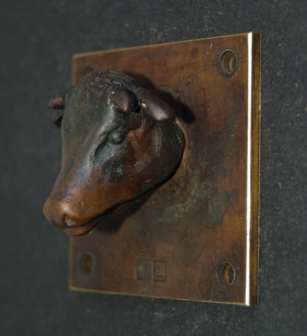 Kuh Skulptur aus Bronze. Kuhkopf auf 5x5 cm großer Platte, skulptur aus Bronze
