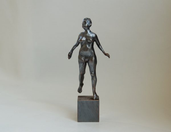 Frauenakt tanzend Kleinskulptur aus Bronze auf Kupferwürfel