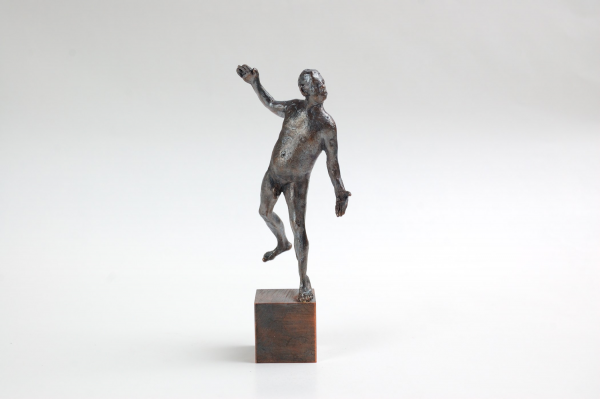 Männlicher Akt tanzend, 12 cm große Bronzeskulptur